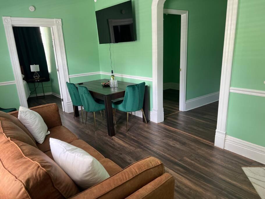 Cosy 3-bedroom Downtown Walk To Convention Center Apartment *